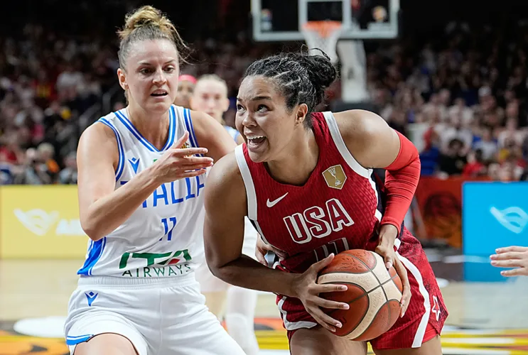 US escapes gritty Italy, 55-52